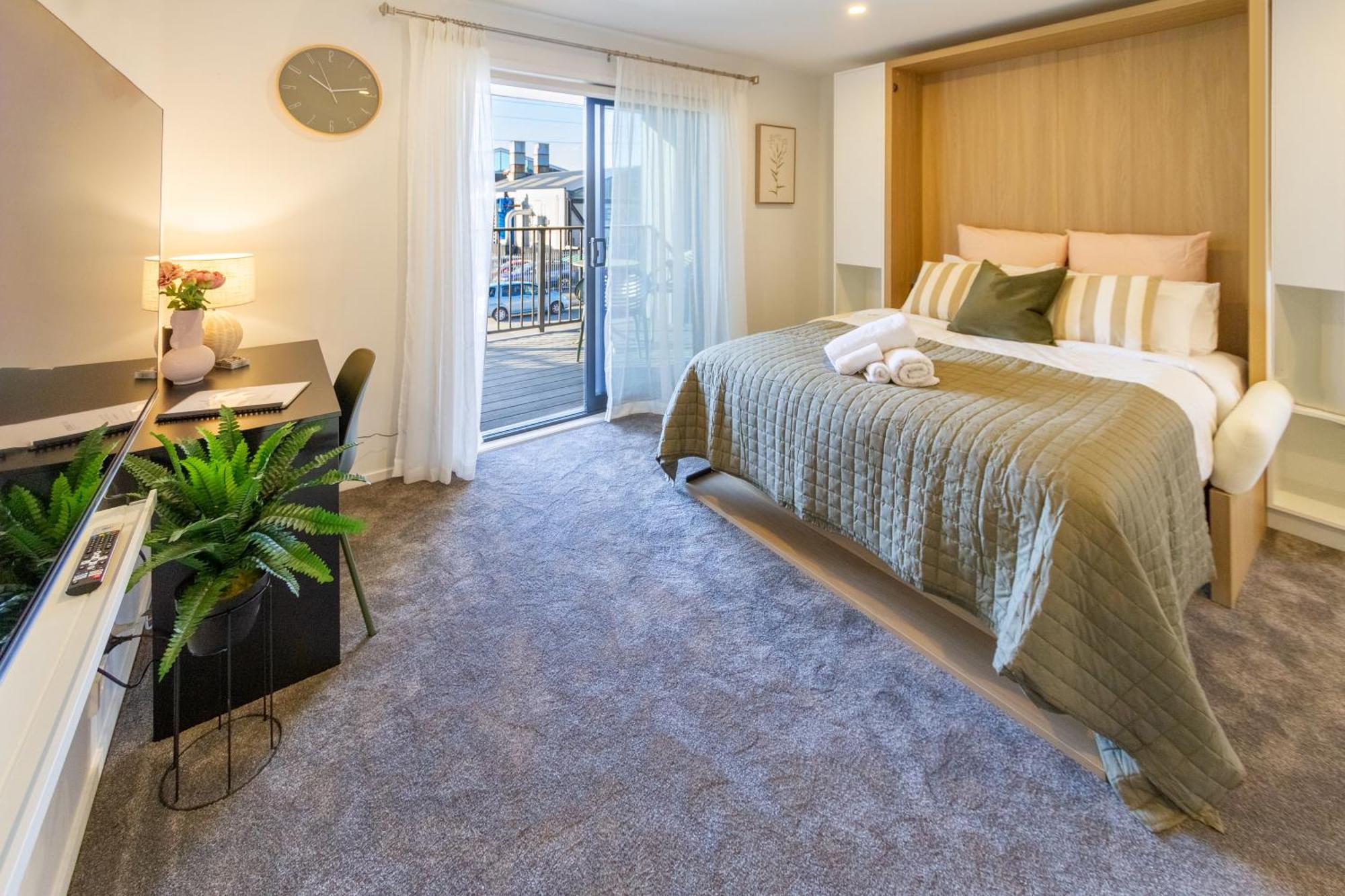 Luxury Studio With Balcony - Close To Supermarket Christchurch Exterior photo